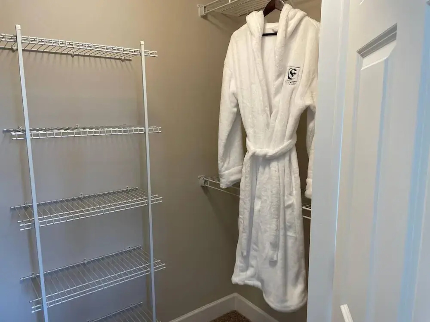 Peaceful Polaris Penthouse 2BR W D Balcony