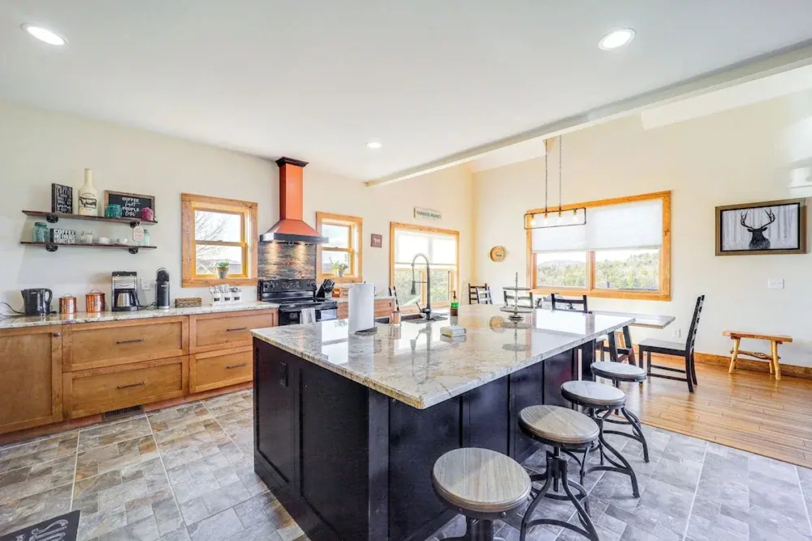 Mountain-view Deck: Group Getaway in Fleetwood