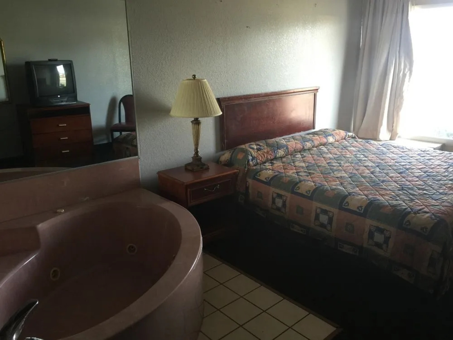 Red Carpet Inn & Suites - Muncie