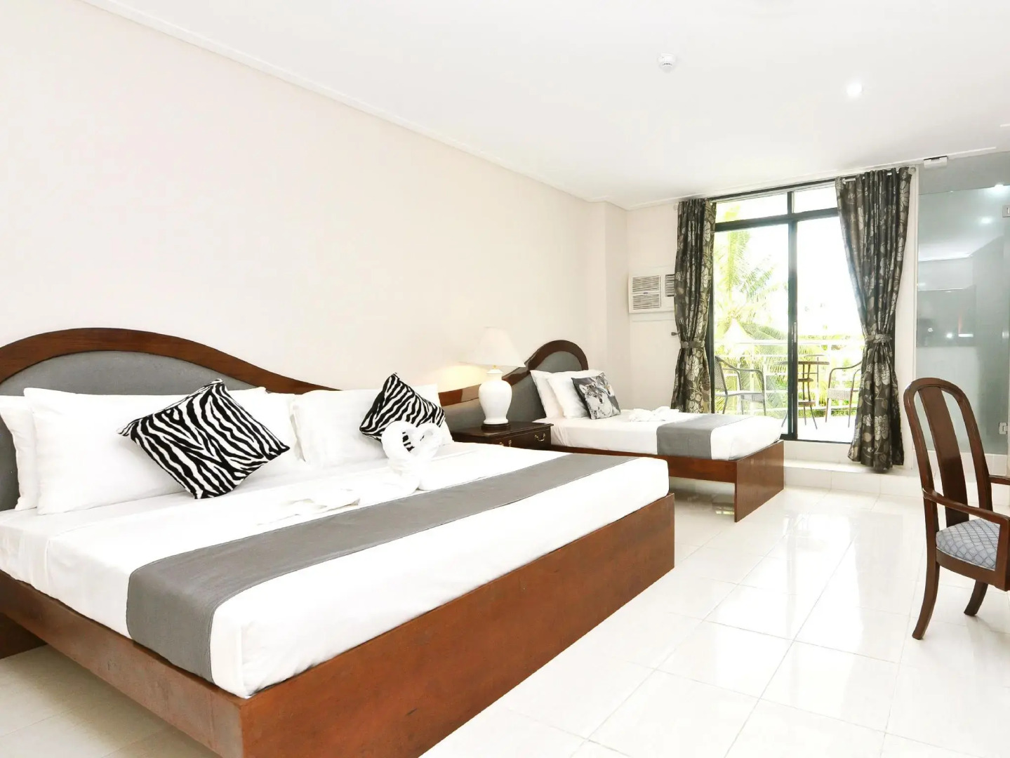 717 Cesar Place Hotel