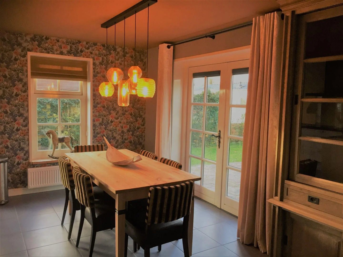 Lush Villa with Hot Tub, Private Fenced Garden in Hippolytushoef