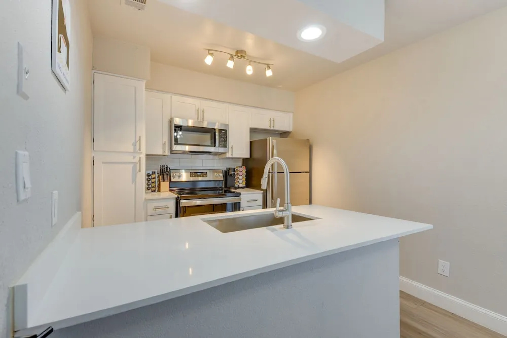 6 Mi to At&t Stadium: Grand Prairie Apt w/ Balcony