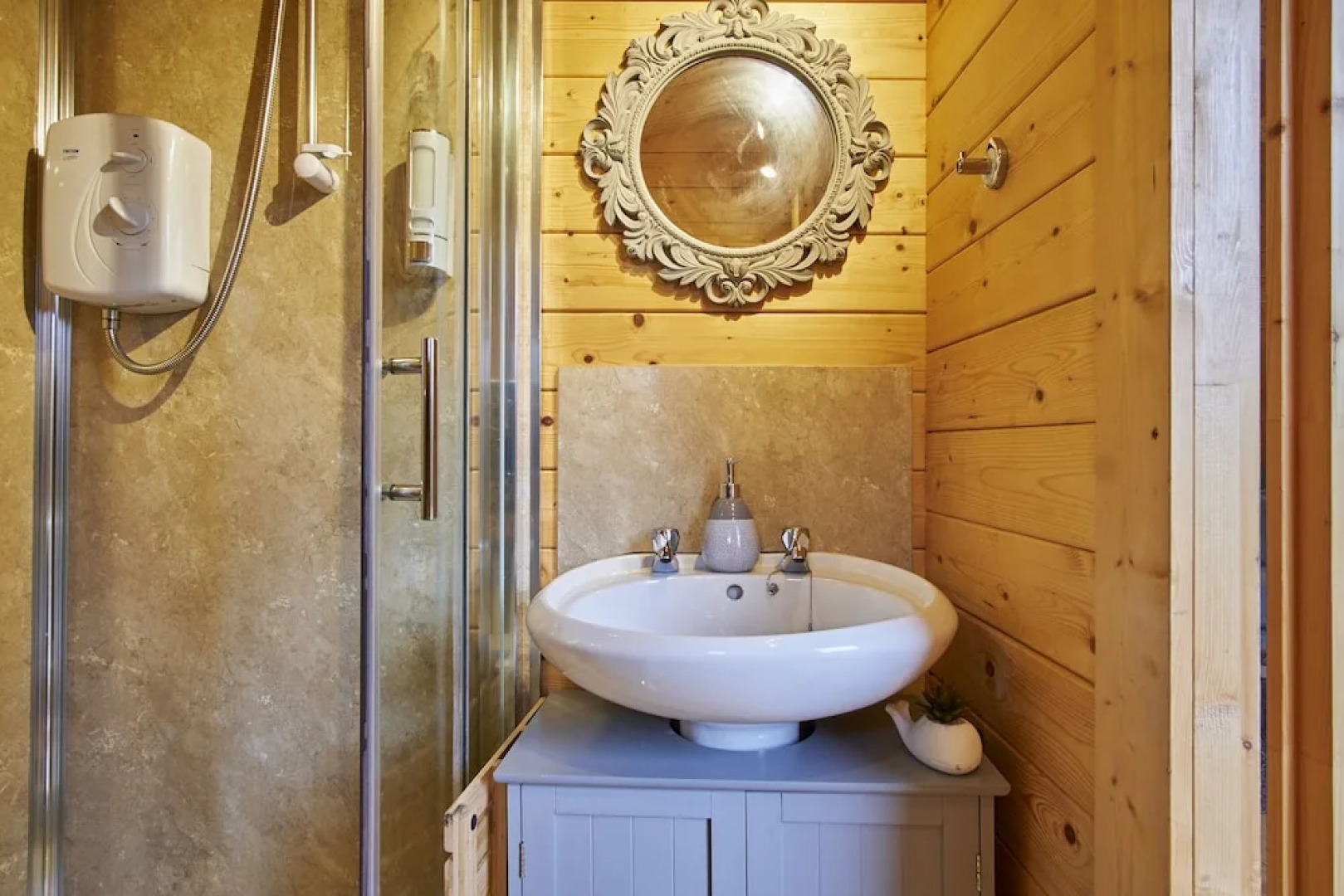 1-bed Cabin, 2 Adults, Wood Burning Hot Tub & Fire