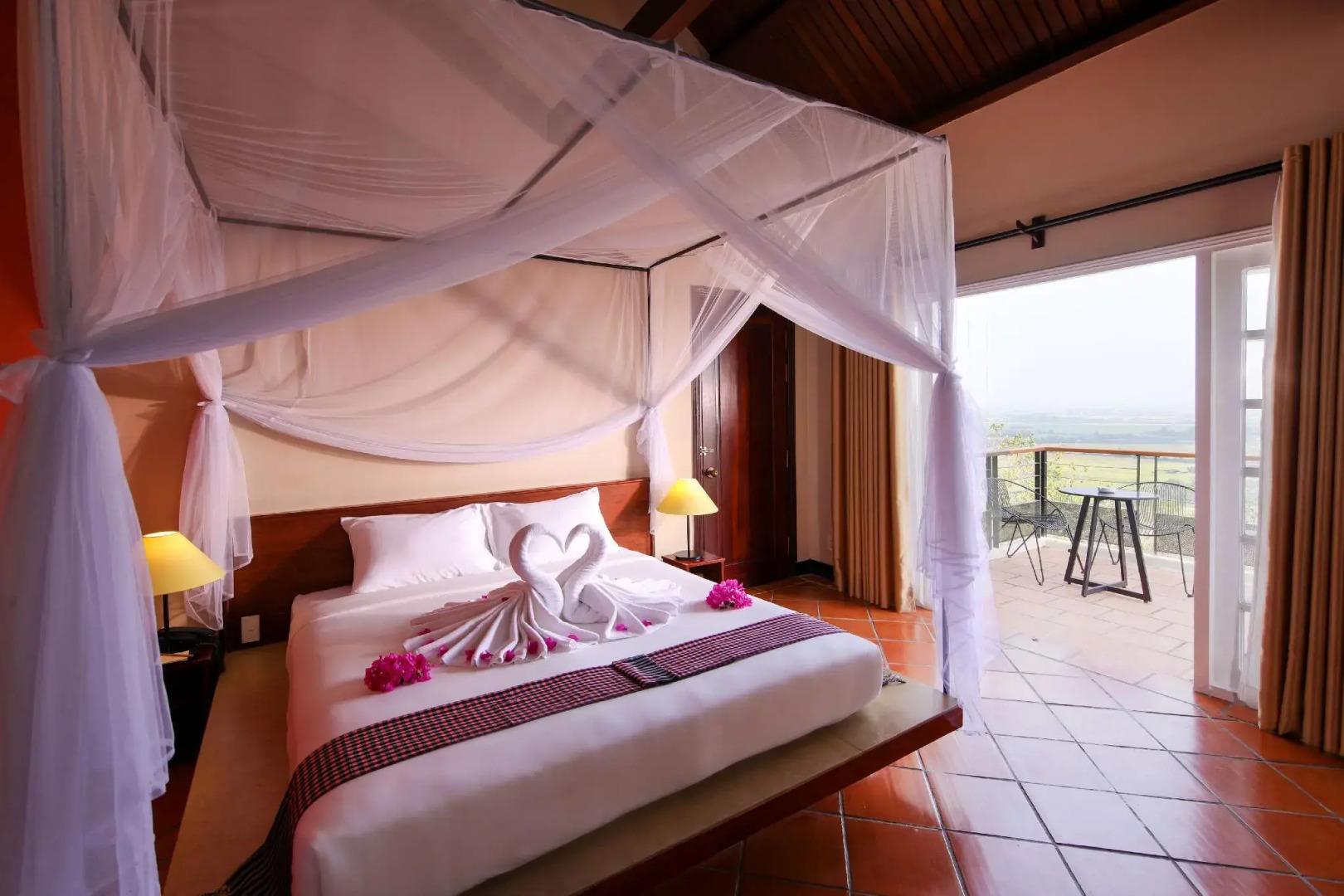 Victoria Nui Sam Lodge