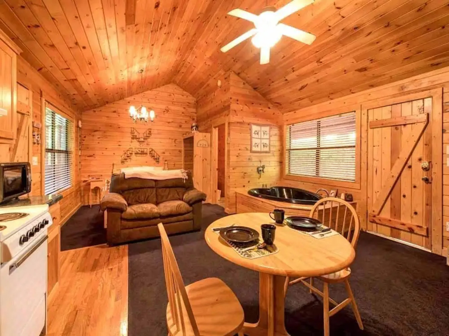 Country Getaway 1 Bedroom Home with Hot Tub