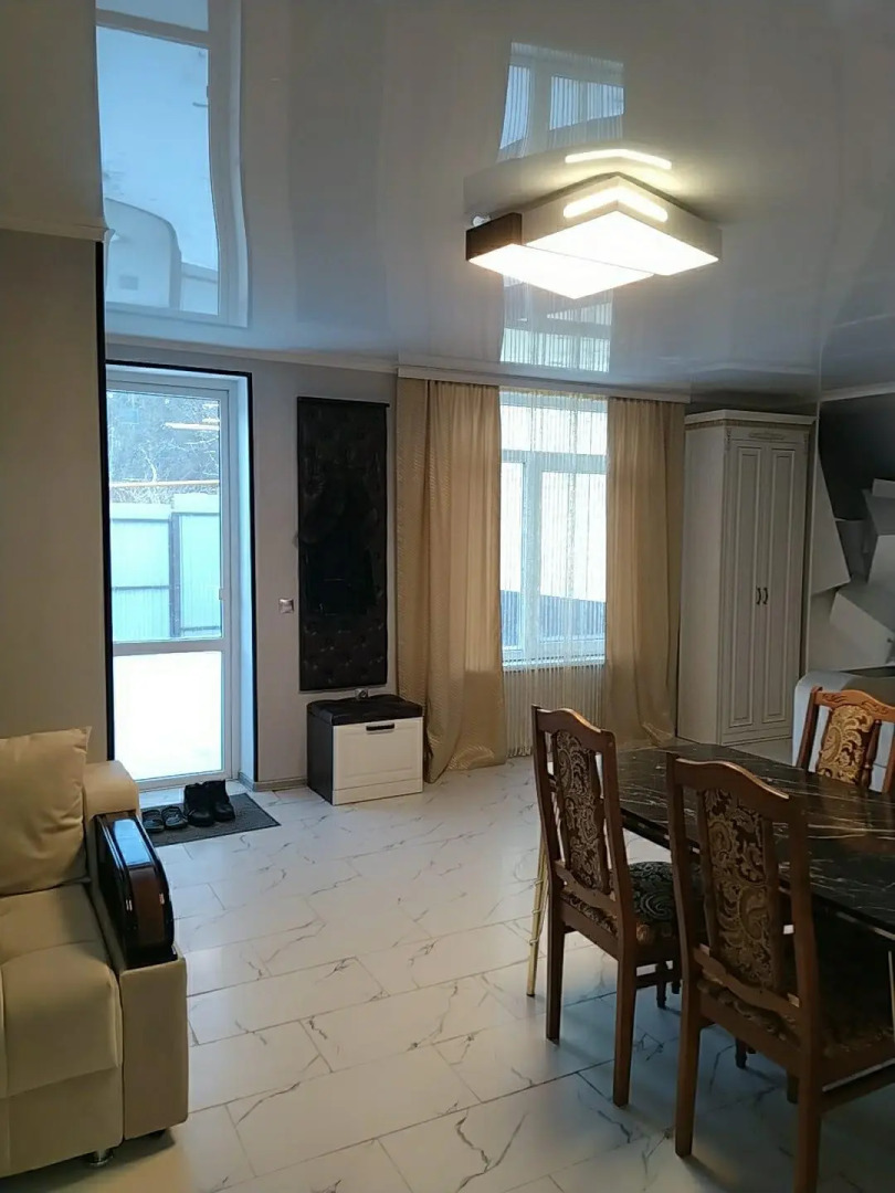 Семейный дом у подножия горы Медовая