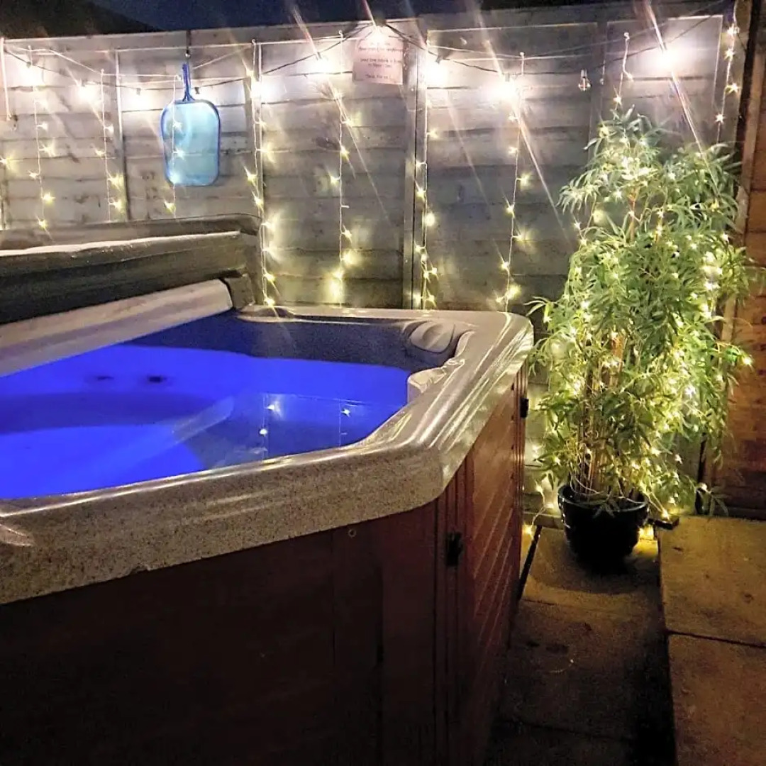 The Green Monkey Lux Suite at The Grumpy Schnauzer B&B Private Hot Tub, Gym, Breakfast, Stunning!