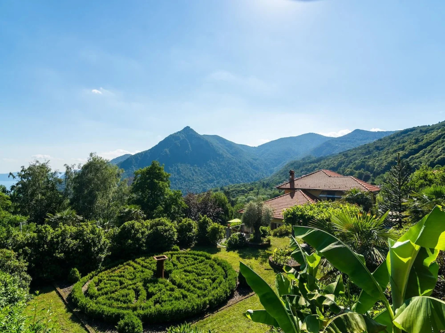 Villa With Private Pool and View of the Lake