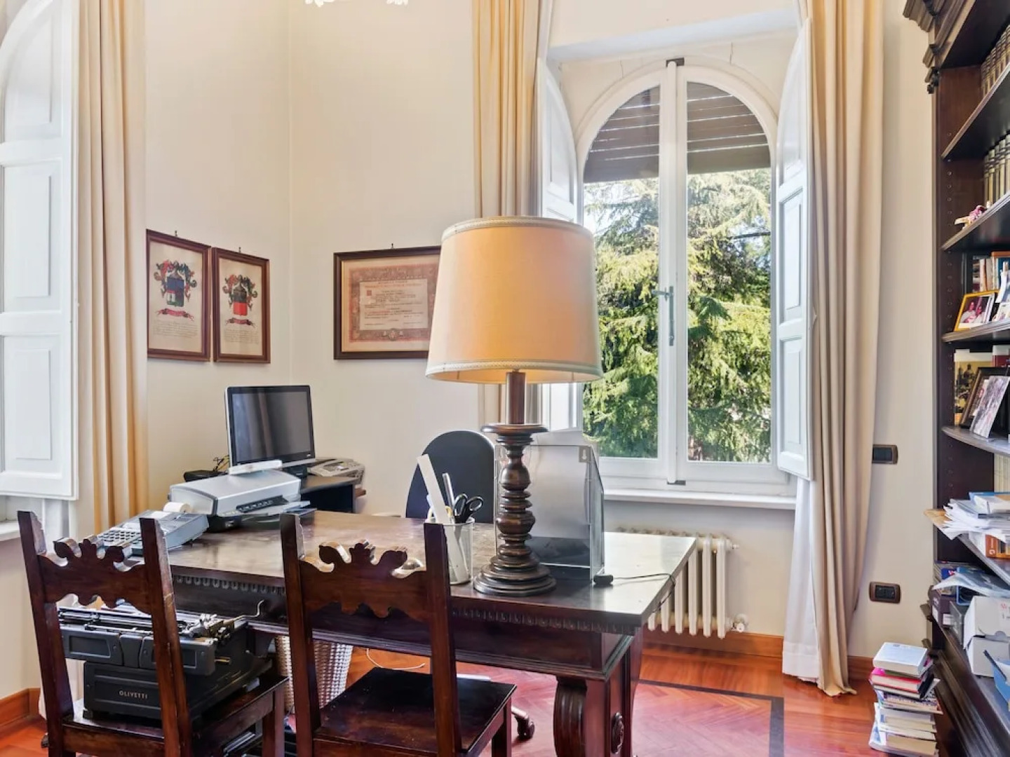 Plush Holiday Home in Macerata with Jacuzzi