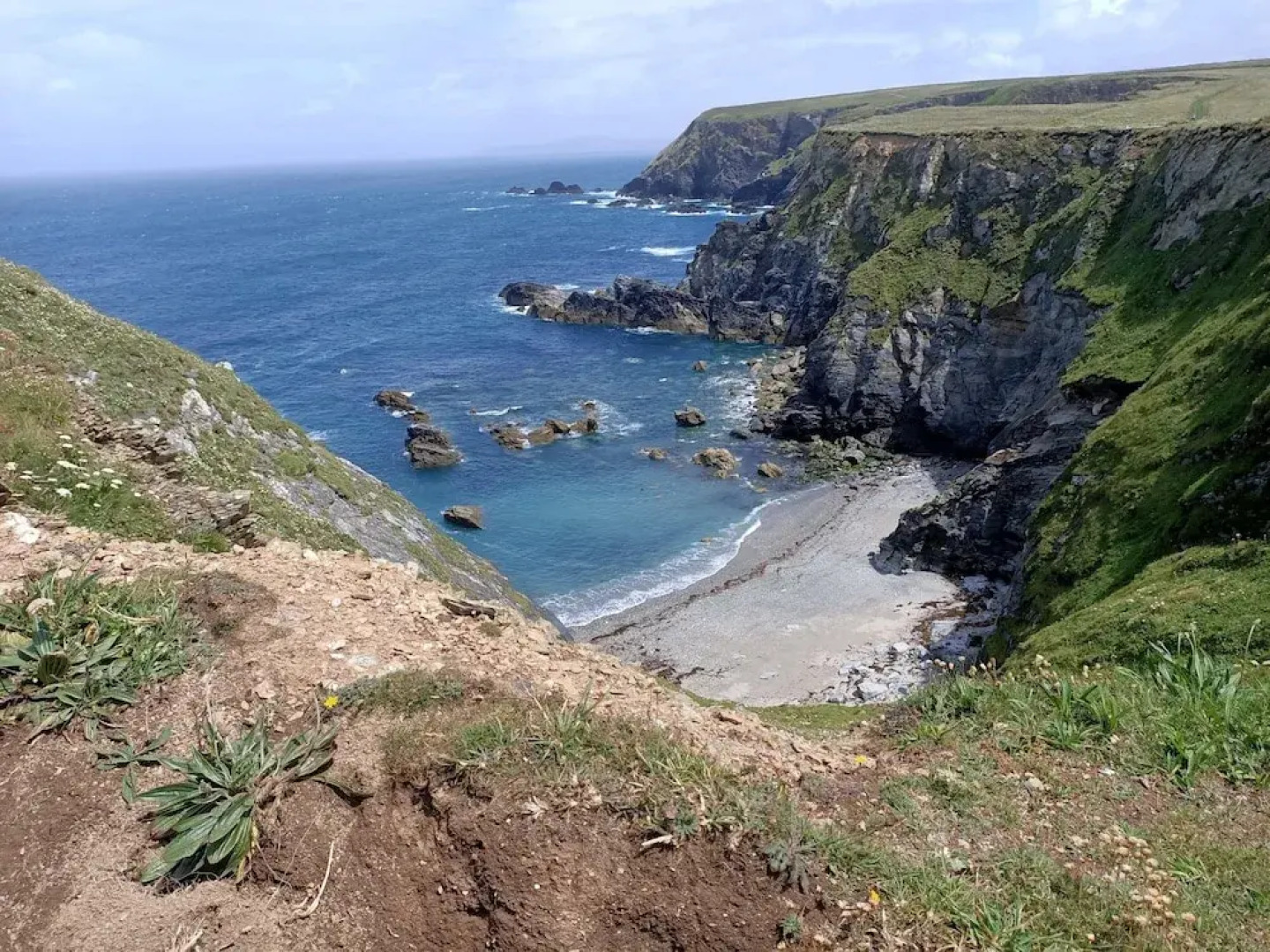 Secluded Meadow, Unique Shire Hut, Perfect Camping