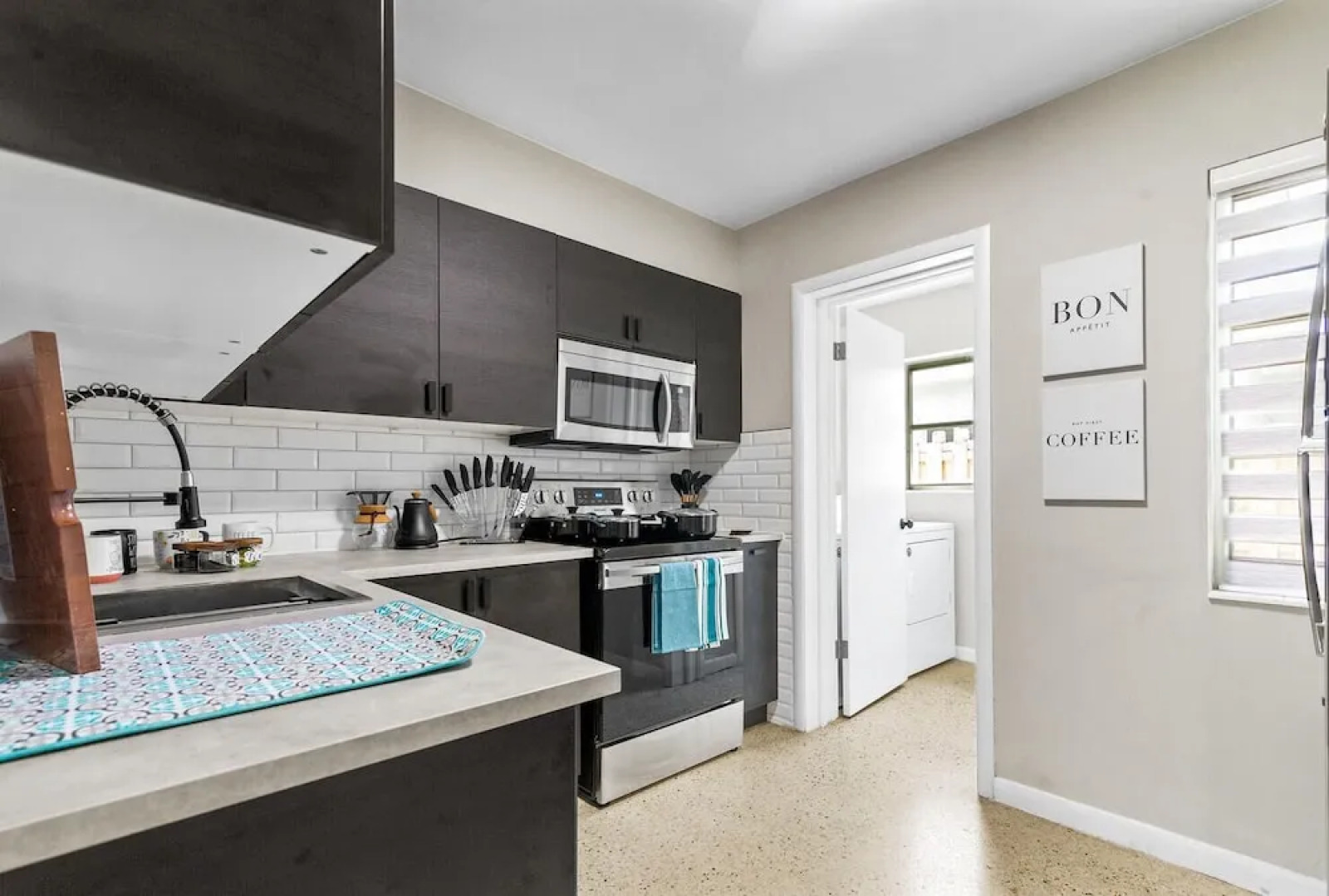 King /Queen Bed Mins from beach. Perfect get-away!