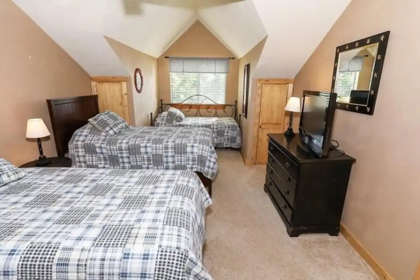 Seven Springs 2 BR Premium Condo, Walk to Slopes by RedAwnin