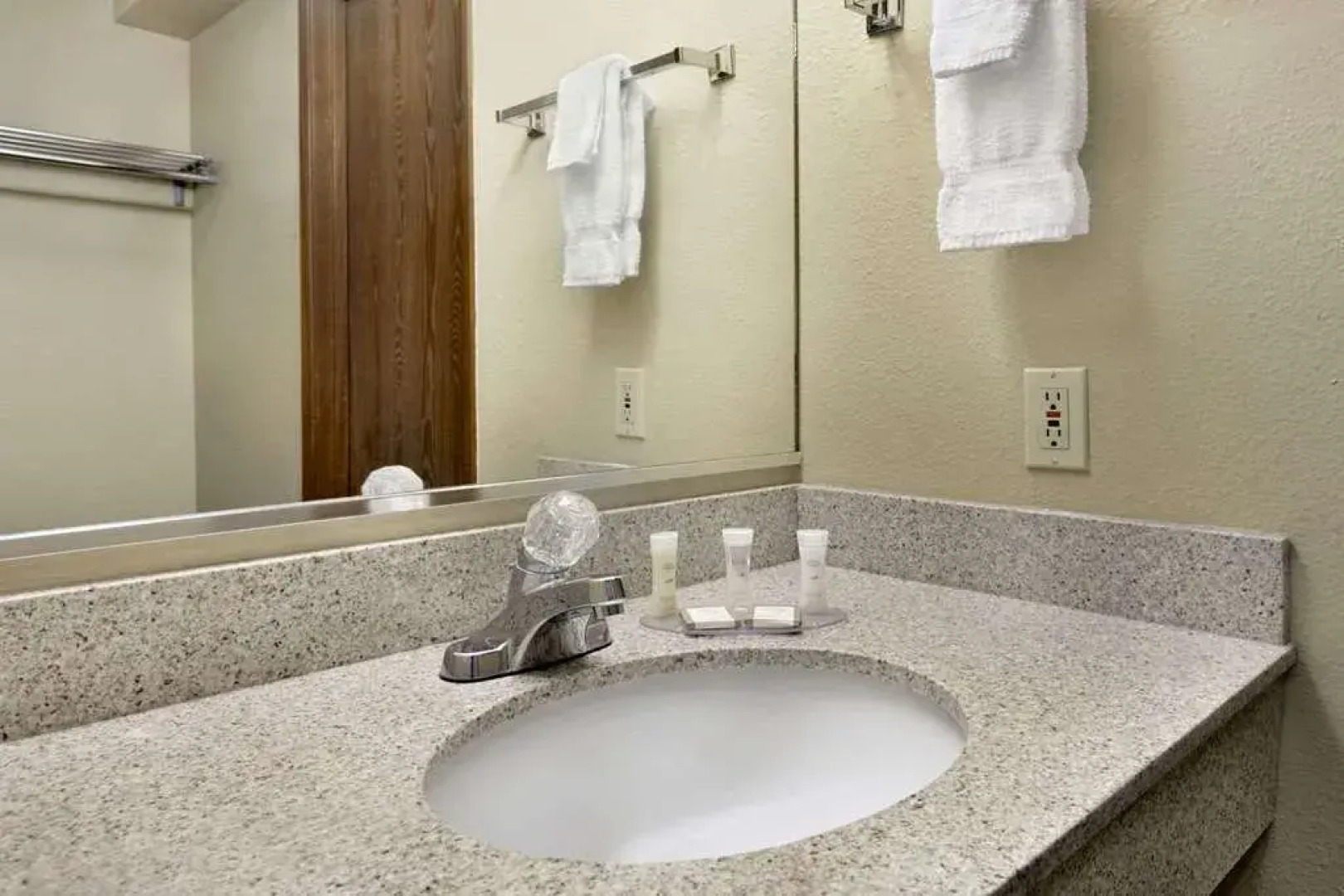 Howard Johnson Inn & Suites Tacoma Near McChord AFB