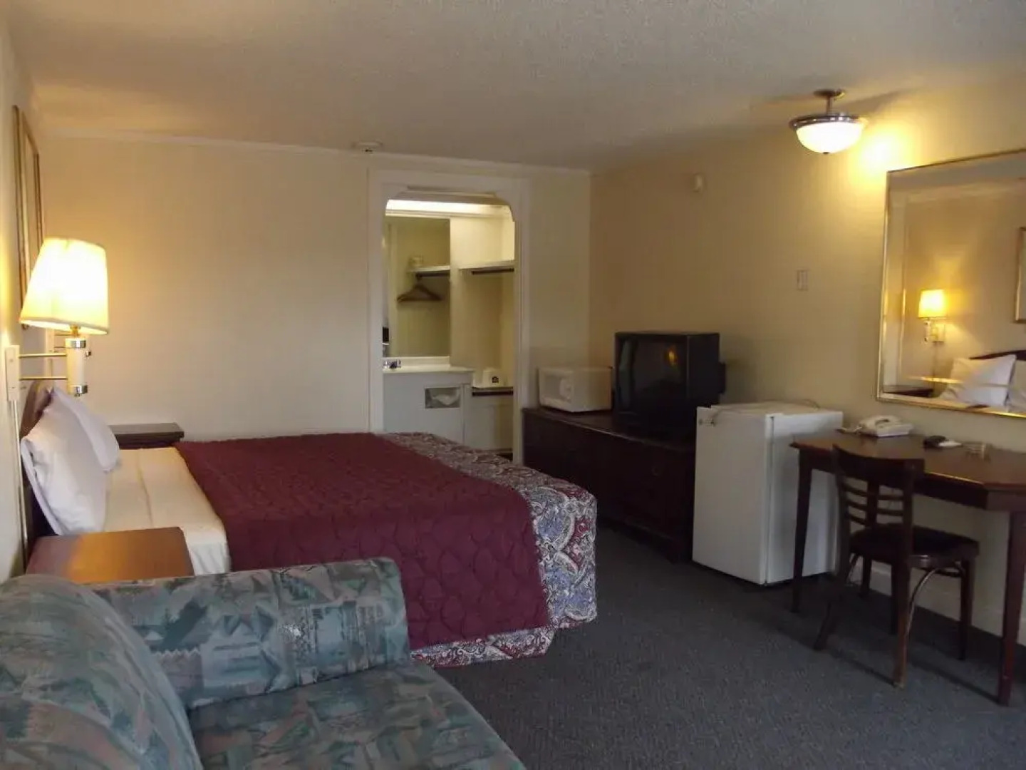 Knights Inn - Macedonia