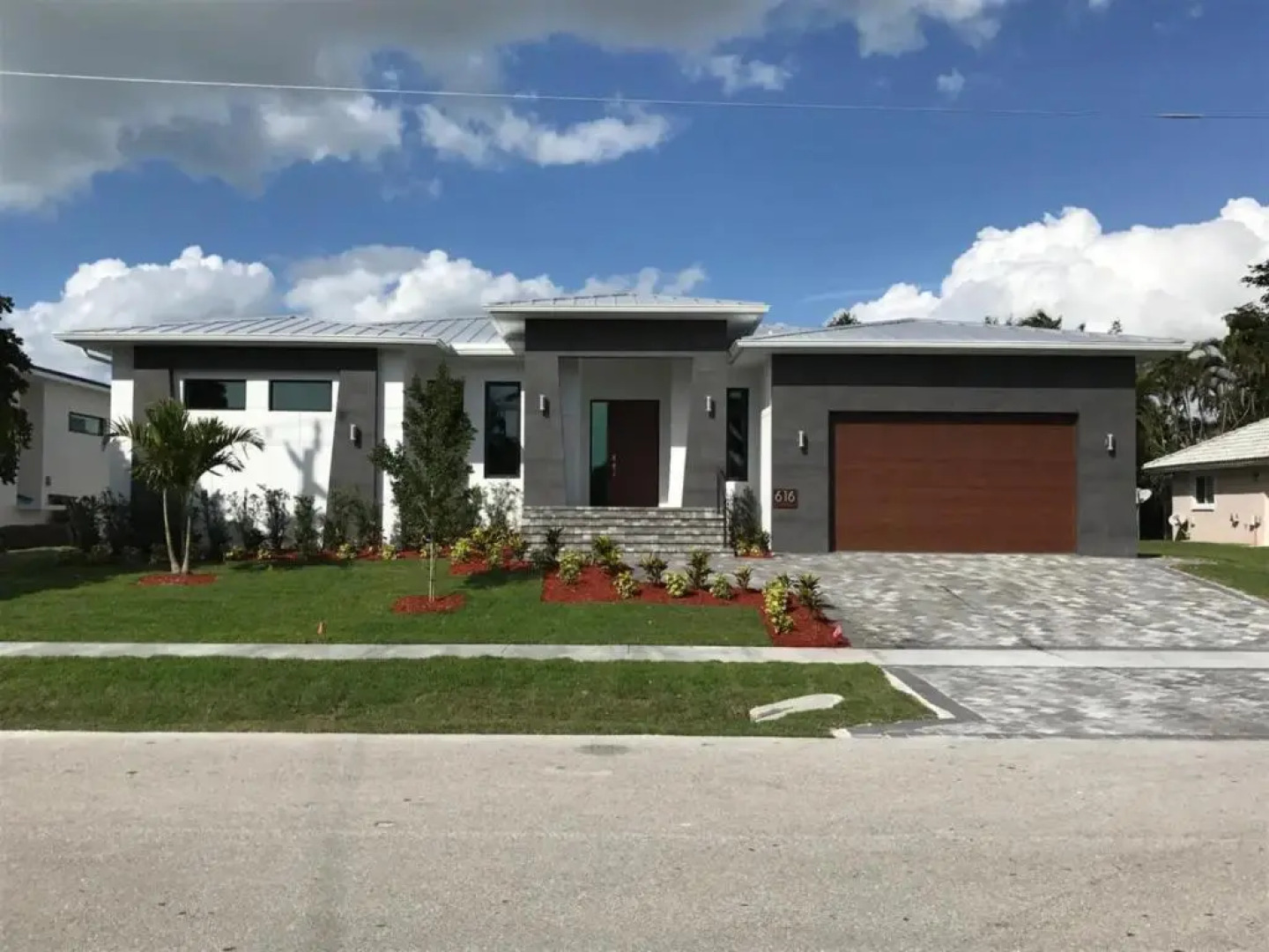 Beach 5 Min. Walk-Luxurious Modern Pool Home