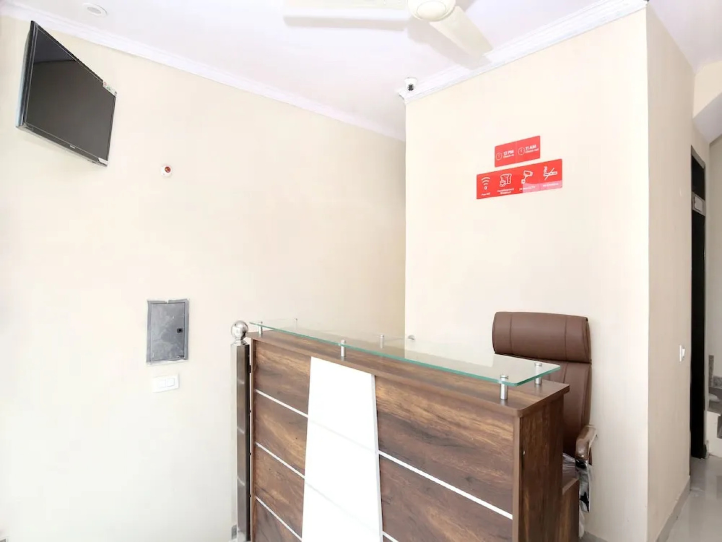 OYO 16875 Hotel Skyz