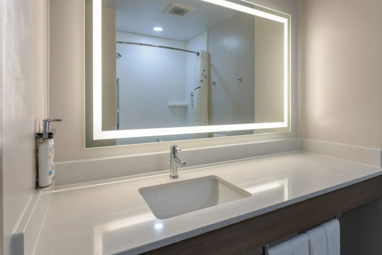 Holiday Inn Express and Suites Vineland Millville by IHG