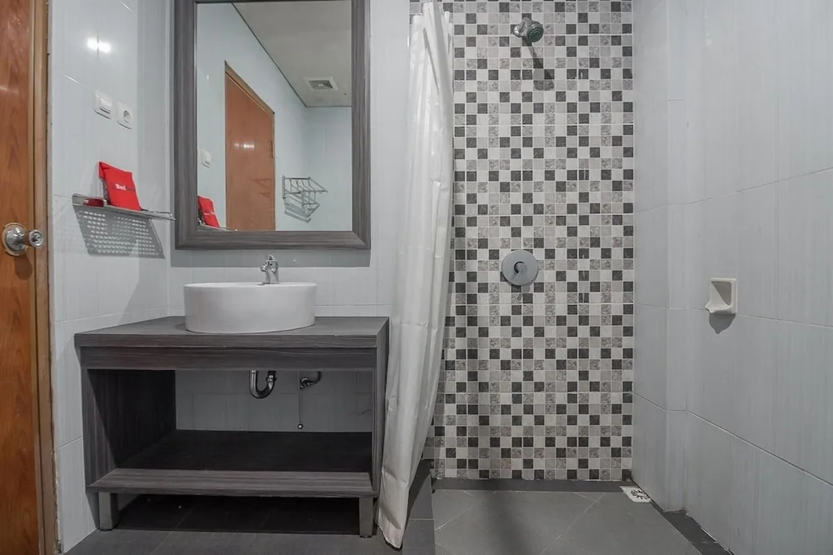 RedDoorz Premium @ Fafa Hills Resort Puncak