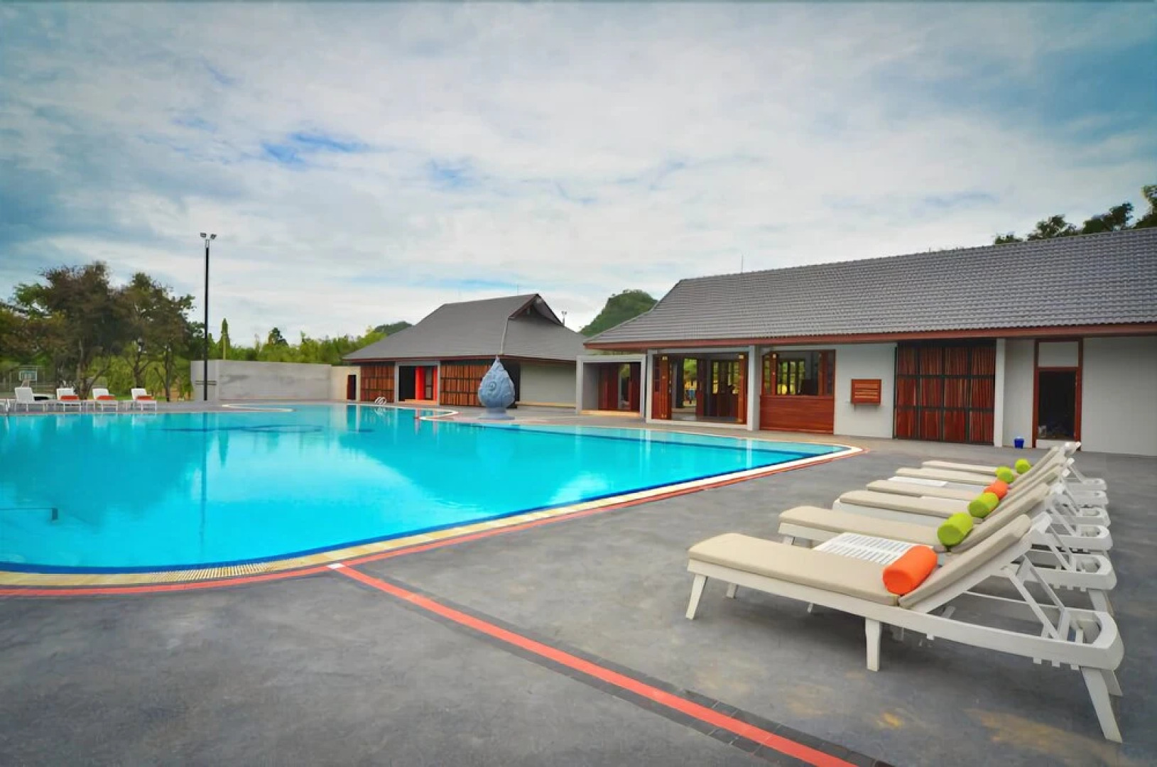 Lakeside Chalet by Mida