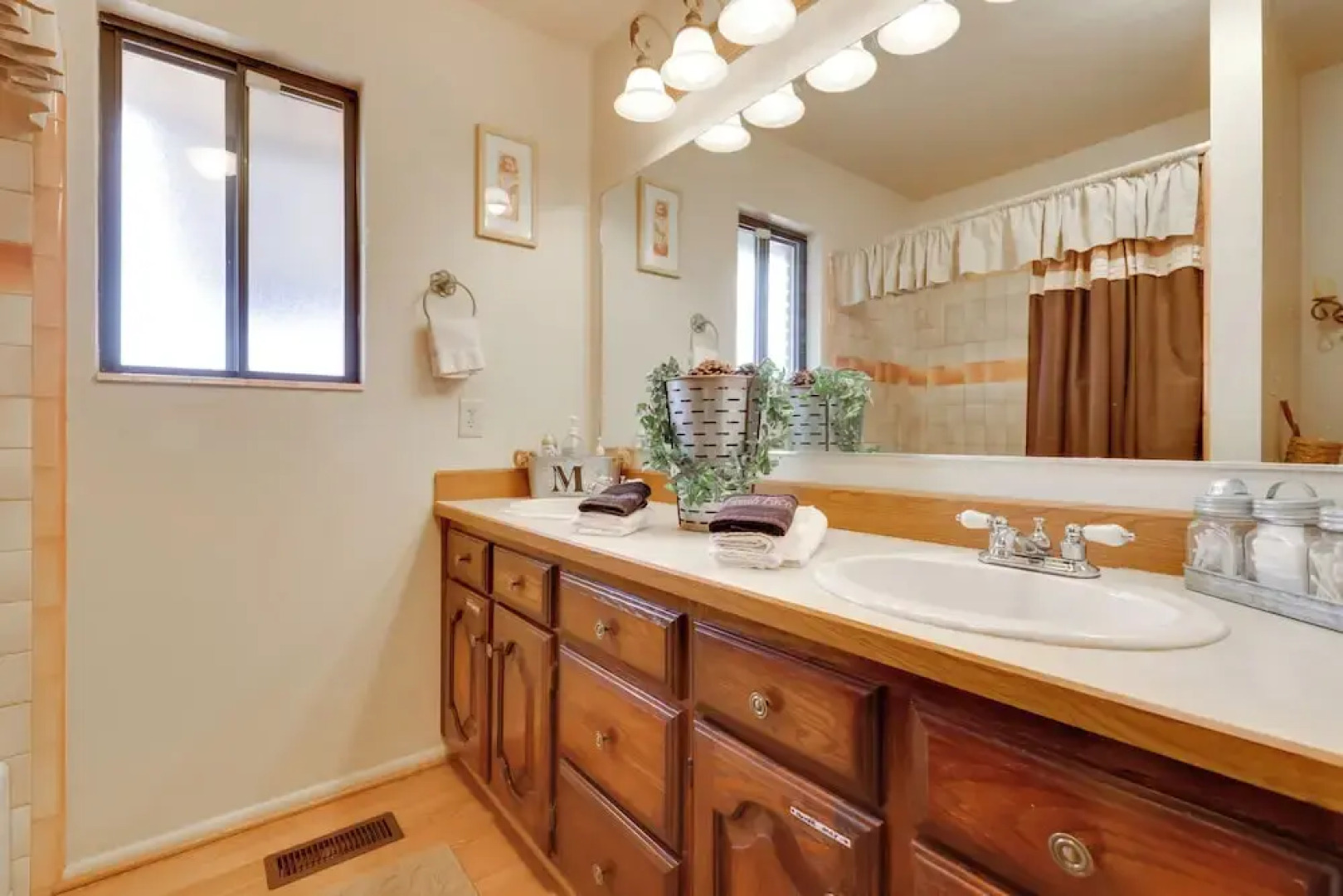 Parowan Escape With 2 Game Rooms, Deck & Yard!