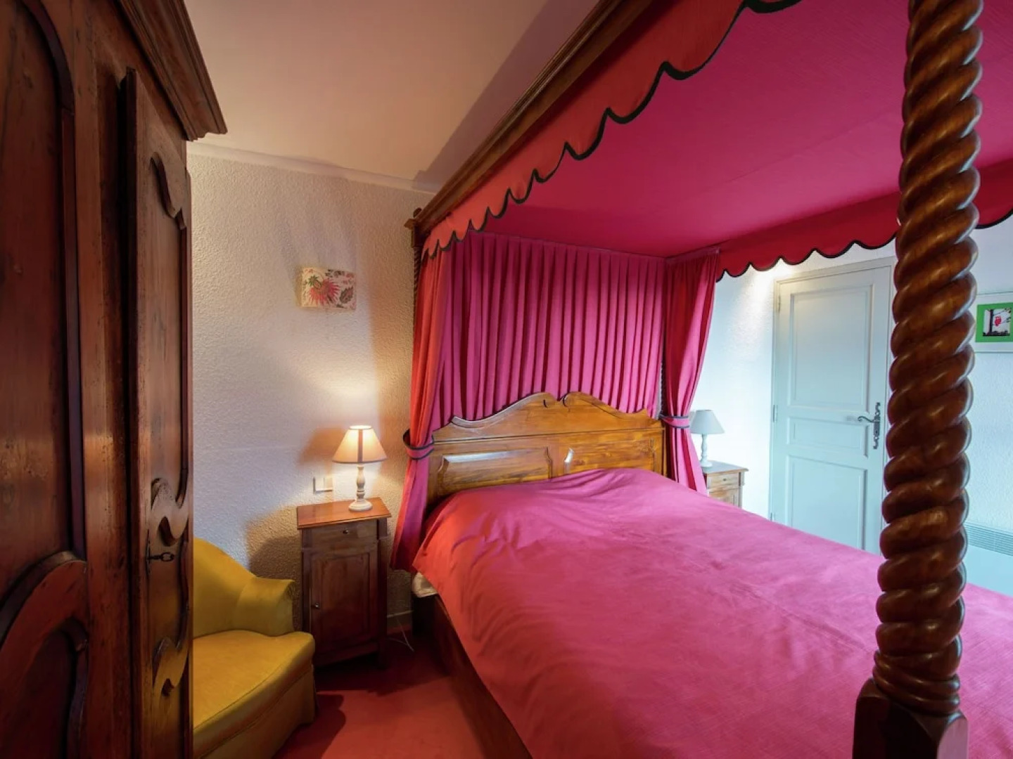 Magnificent Apartment in Castle With Garden, Swimming Pool and Next to Golf