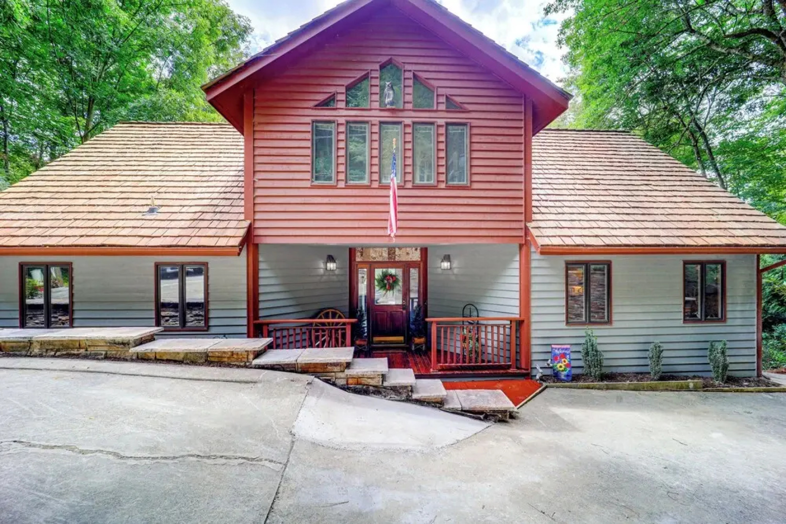 1 Mi to Otter Falls: Mtn-view Gem w/ Deck