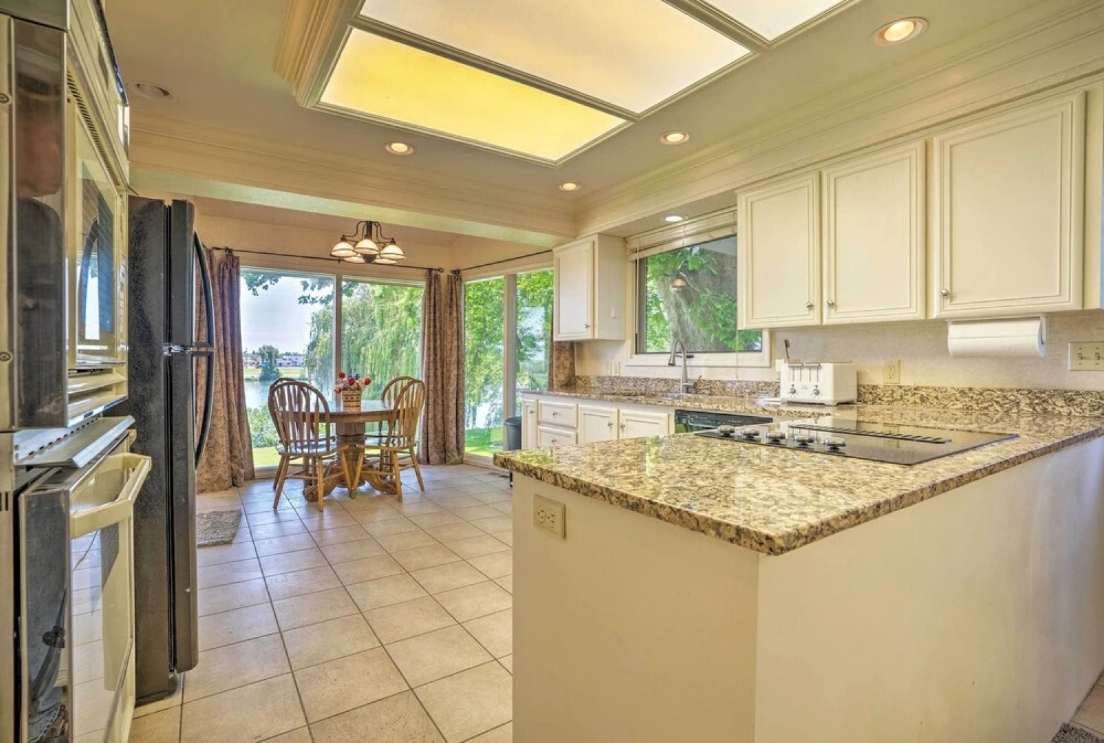 Lake House w/ Hot Tub - 1 Mi to Surf 'n Slide