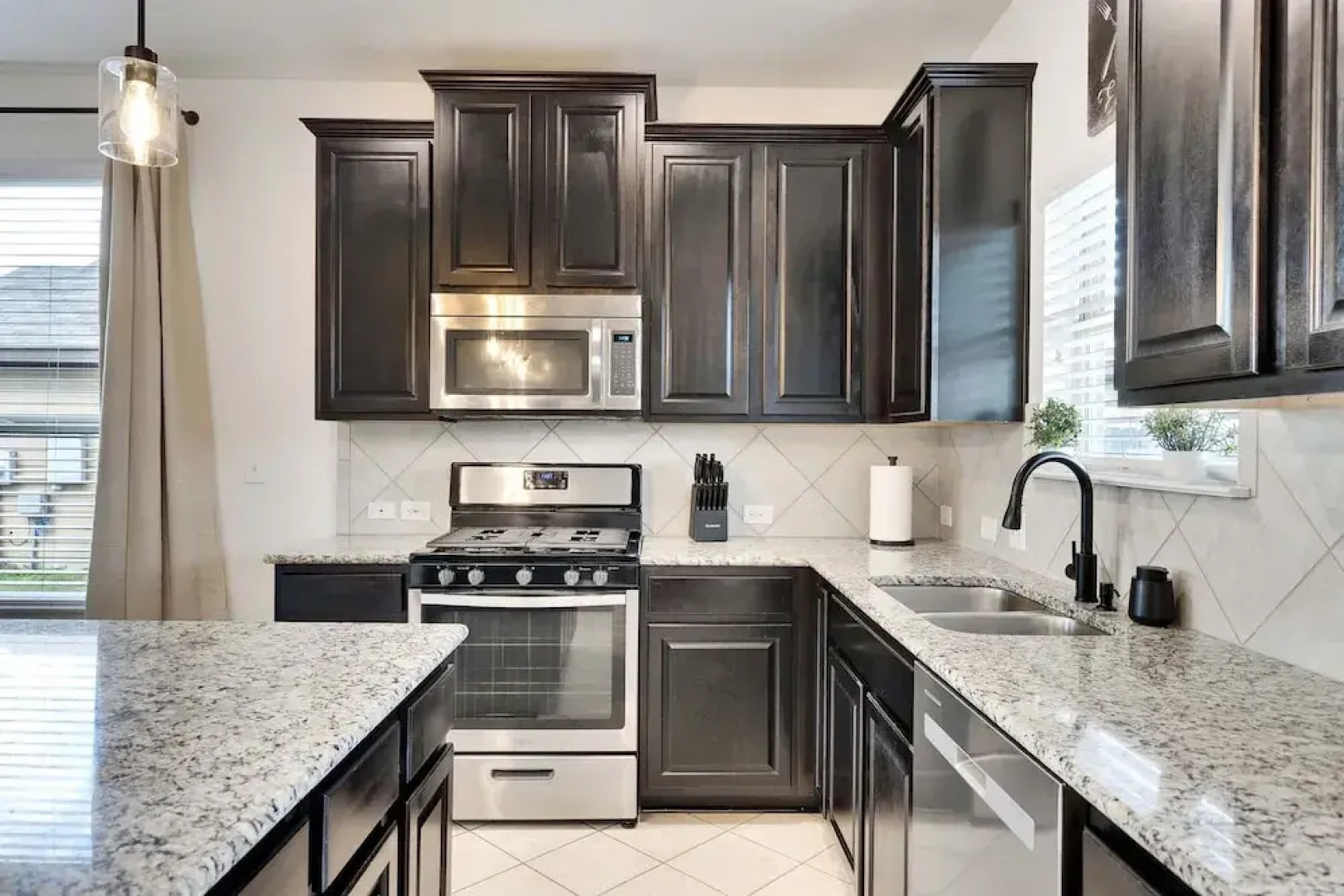 Luxury 4BR 2 5BA Home EV Charger Pool Access