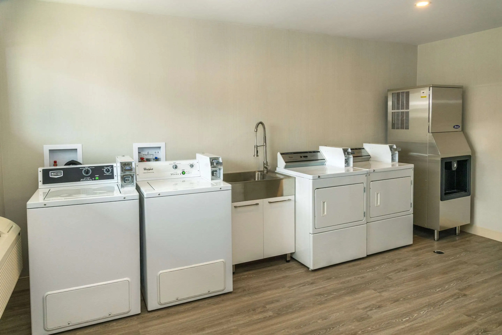 Econo Lodge Inn & Suites