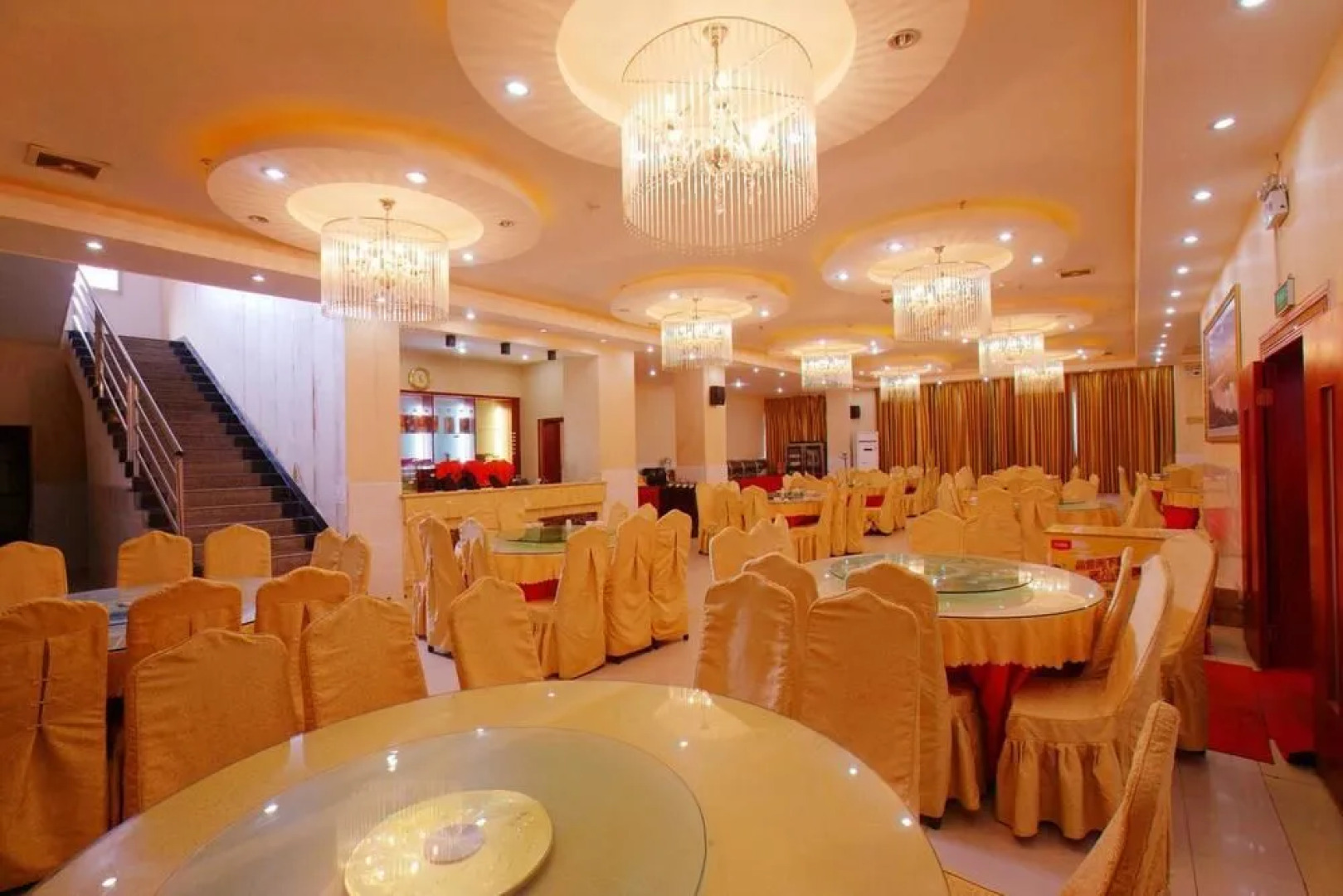 Zhangjiajie Wind and Cloud Holiday Hotel