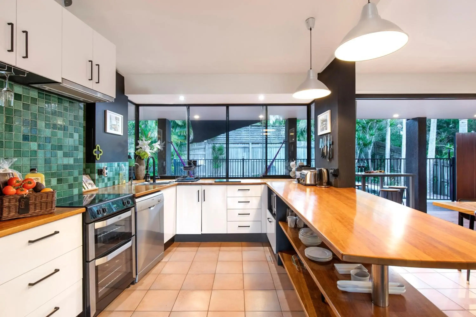 Cool Noosa Home. Central location. A/C. Gym. WIFI. Netflix