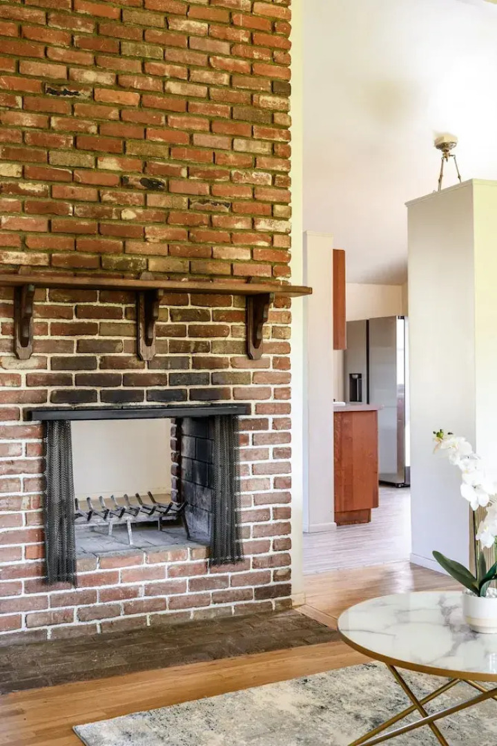 Perfect Family Home With Fireplace Spacious Yard