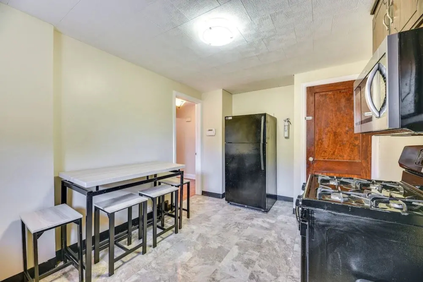 Quiet Cheektowaga Retreat: 23 Mi to Niagara Falls!