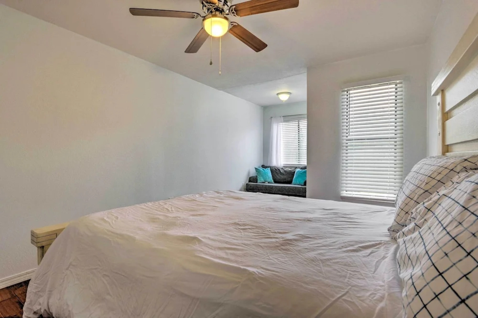 Updated Townhome w/ Deck ~ 12 Mi to Beaches!