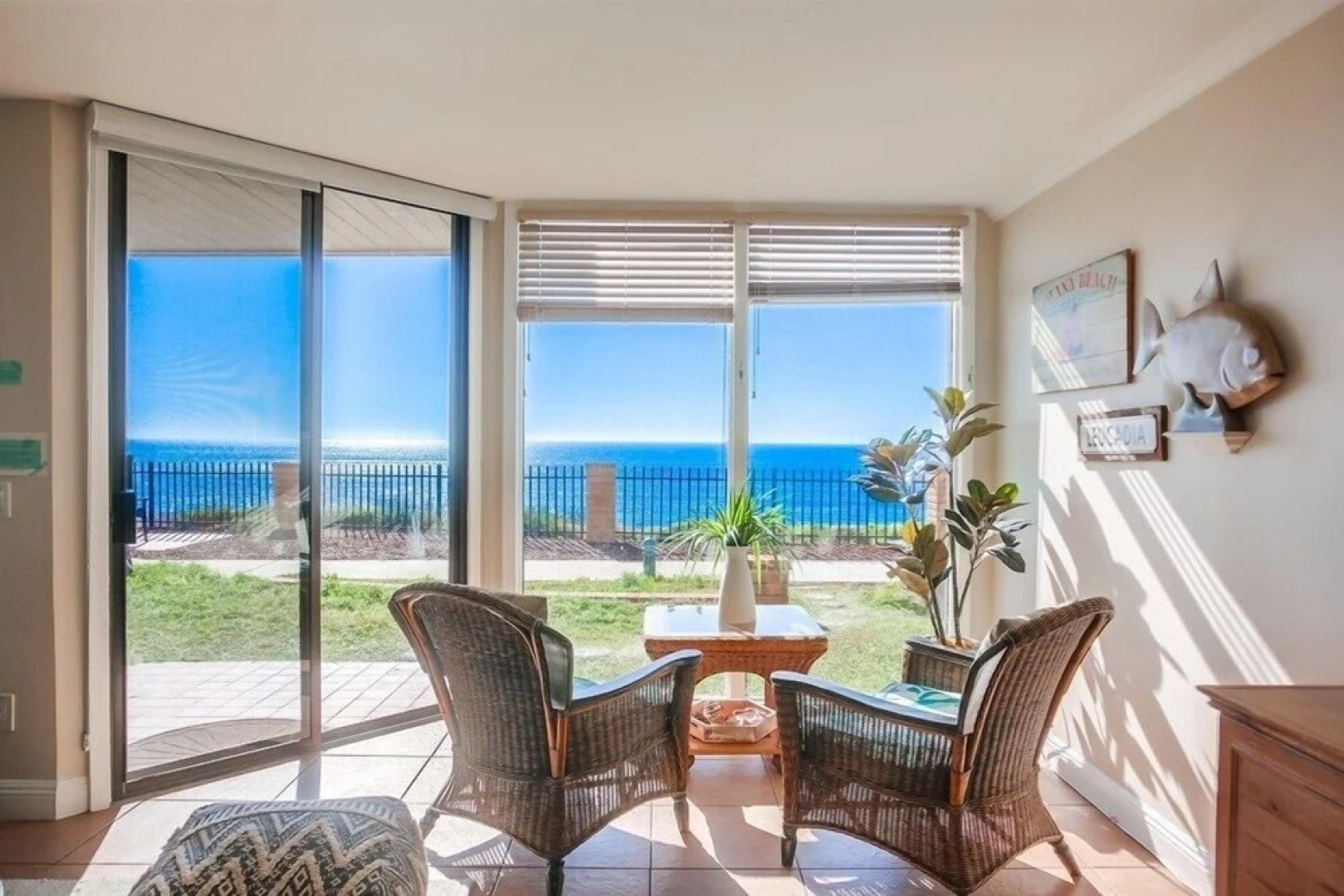 Oceanfront 1 bedroom, Pool, Spa, Beach Access by RedAwning