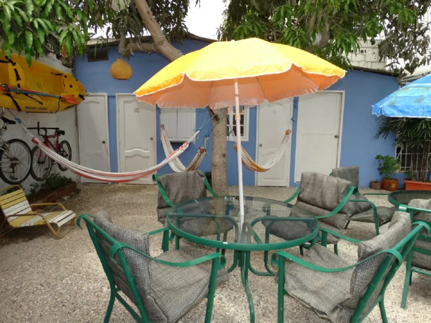 Chescos Hostel & Hotel