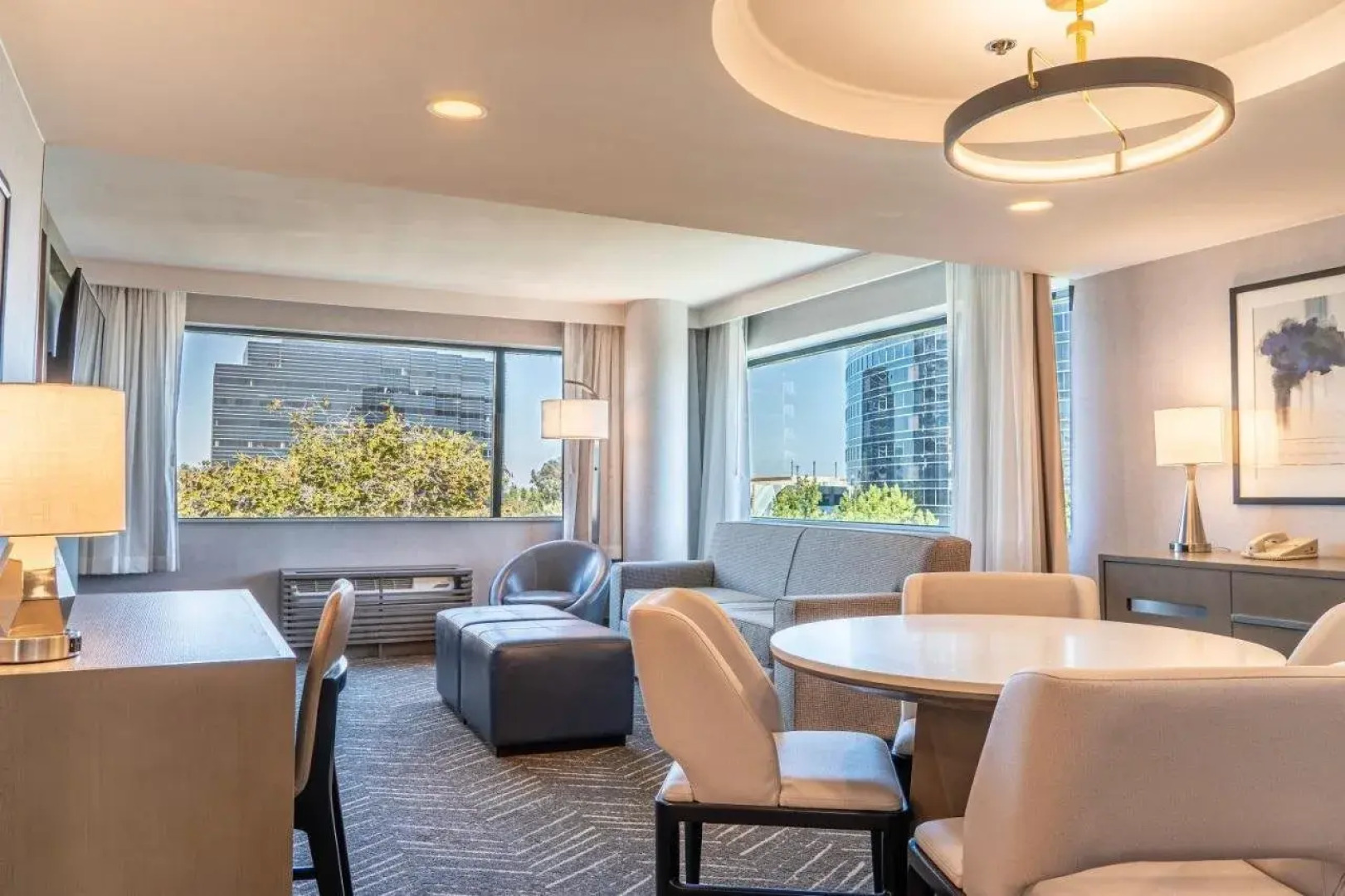 Lakeside Orange County Airport Hotel