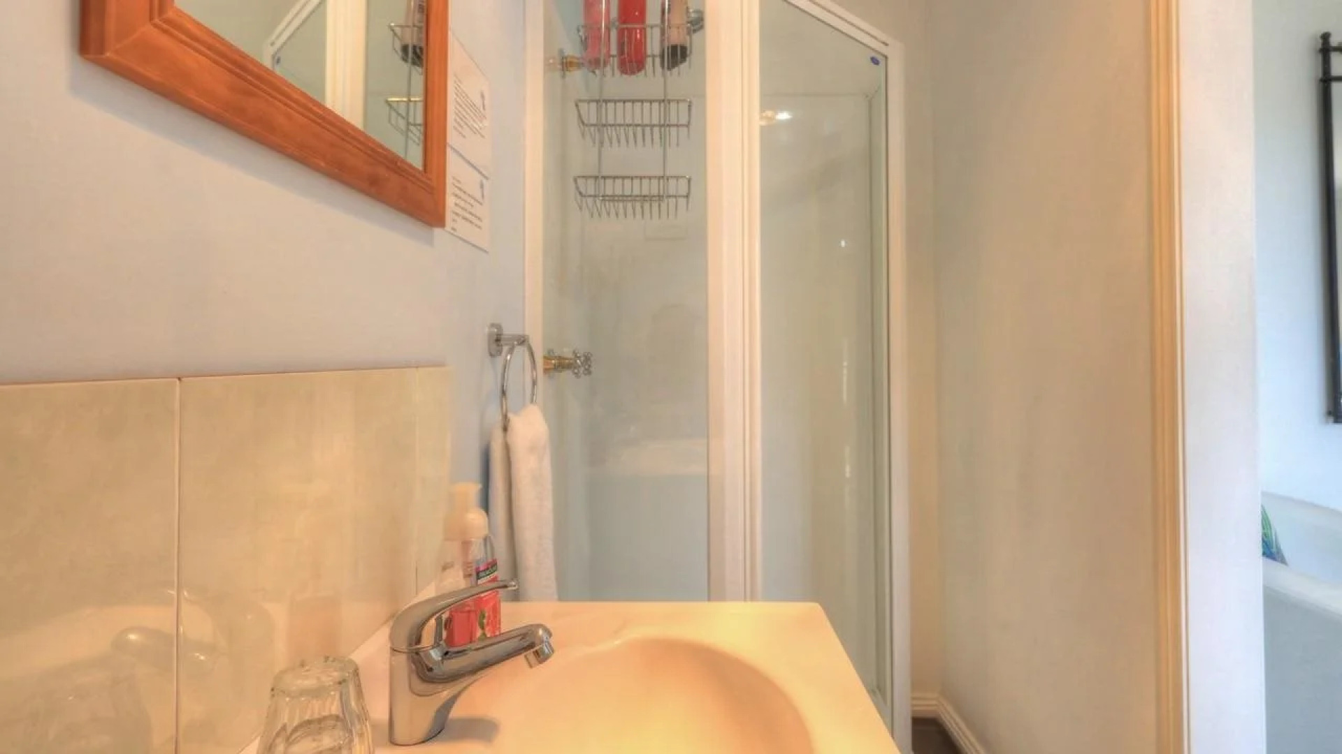 Storm Bay Guest House & Cottage