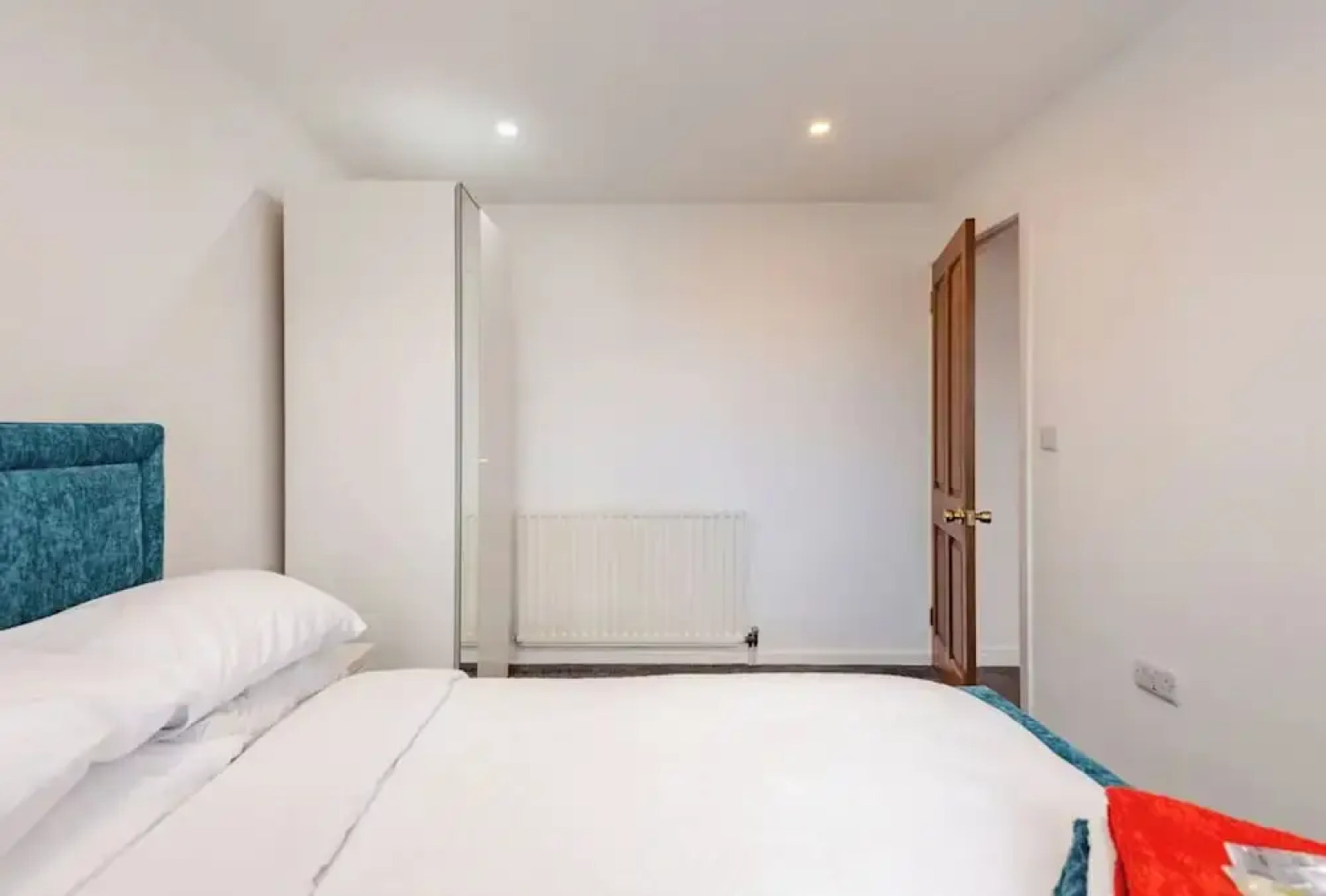 4 bed House - Private Garden - Free Parking