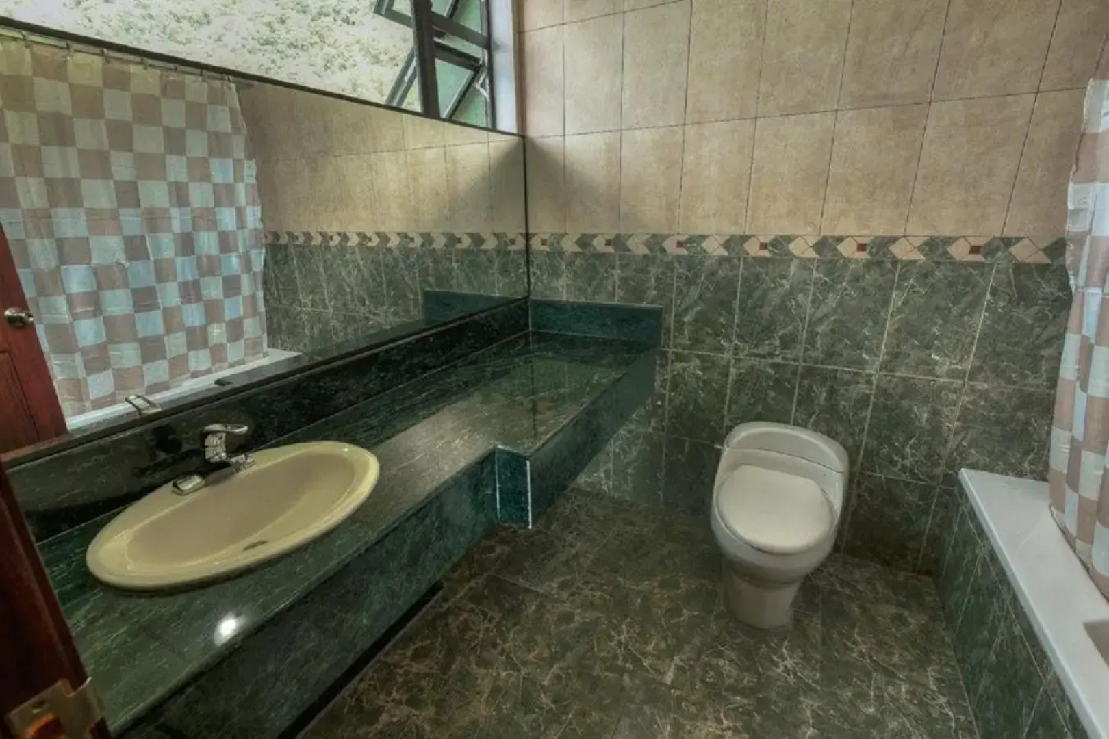 Torres de Atitlan 4 Bdrm-3 Bthrm Full Floor - for 10 people