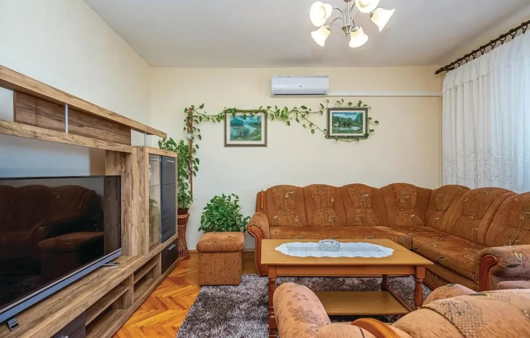 Beautiful Home in Donji Zagon With Wifi and 6 Bedrooms