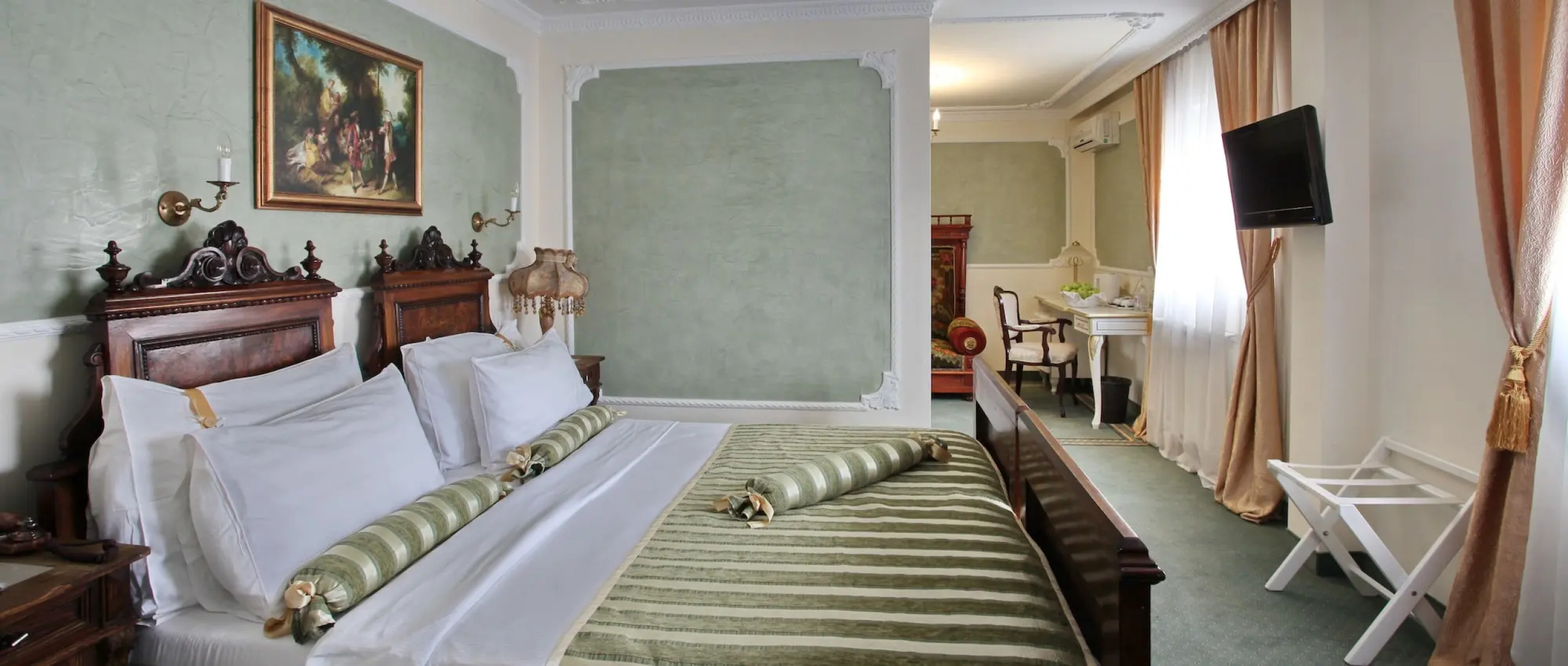 Queen's Astoria Design Hotel