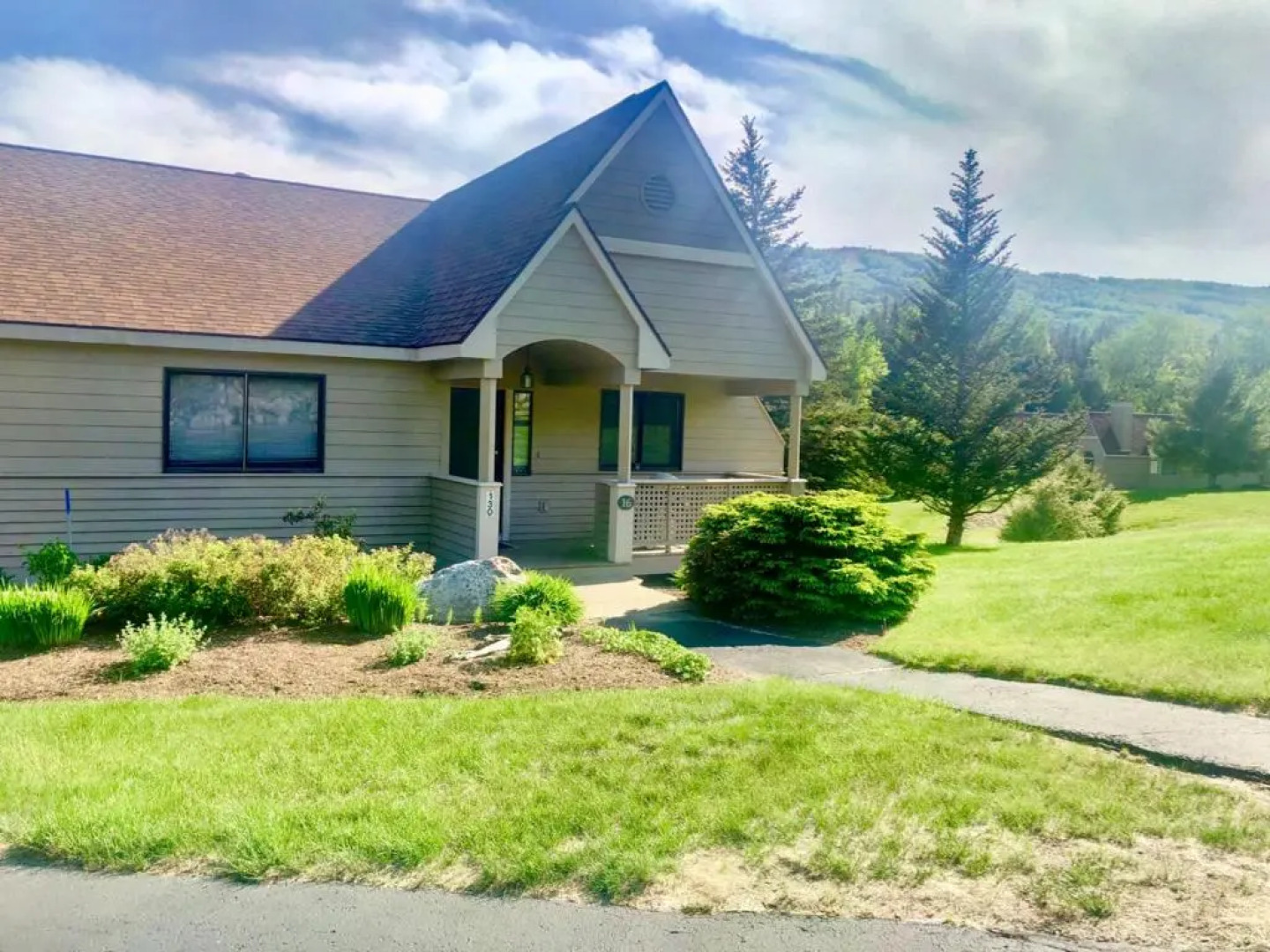 F3 Fairway Village Condo With Great Mountain Views, 8 Minute Walk From Omni Mount Washington Hotel!