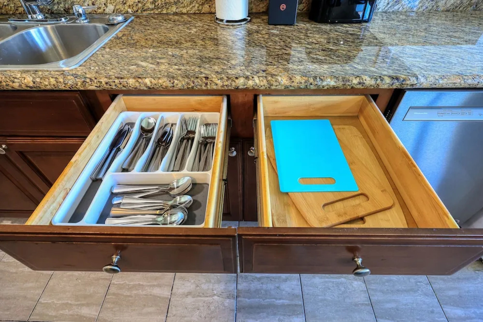 Sunny & Cheerful Near I-10 ~ Queen Beds ~ Parking