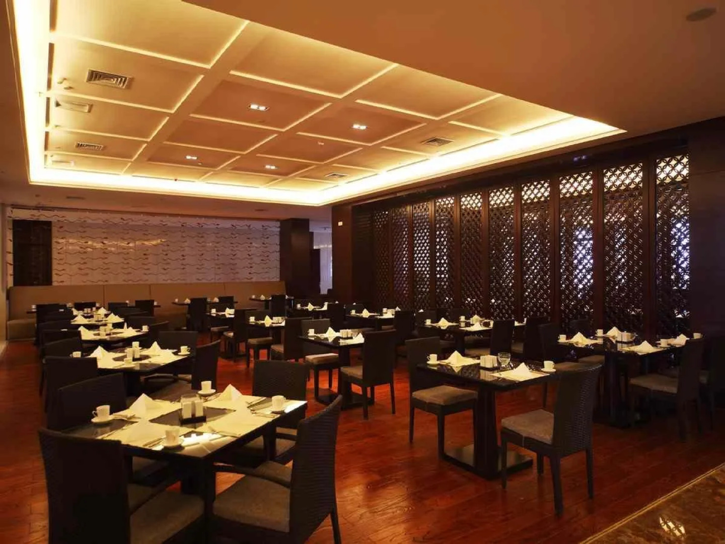 Haiyang Shenglong Jianguo Hotel