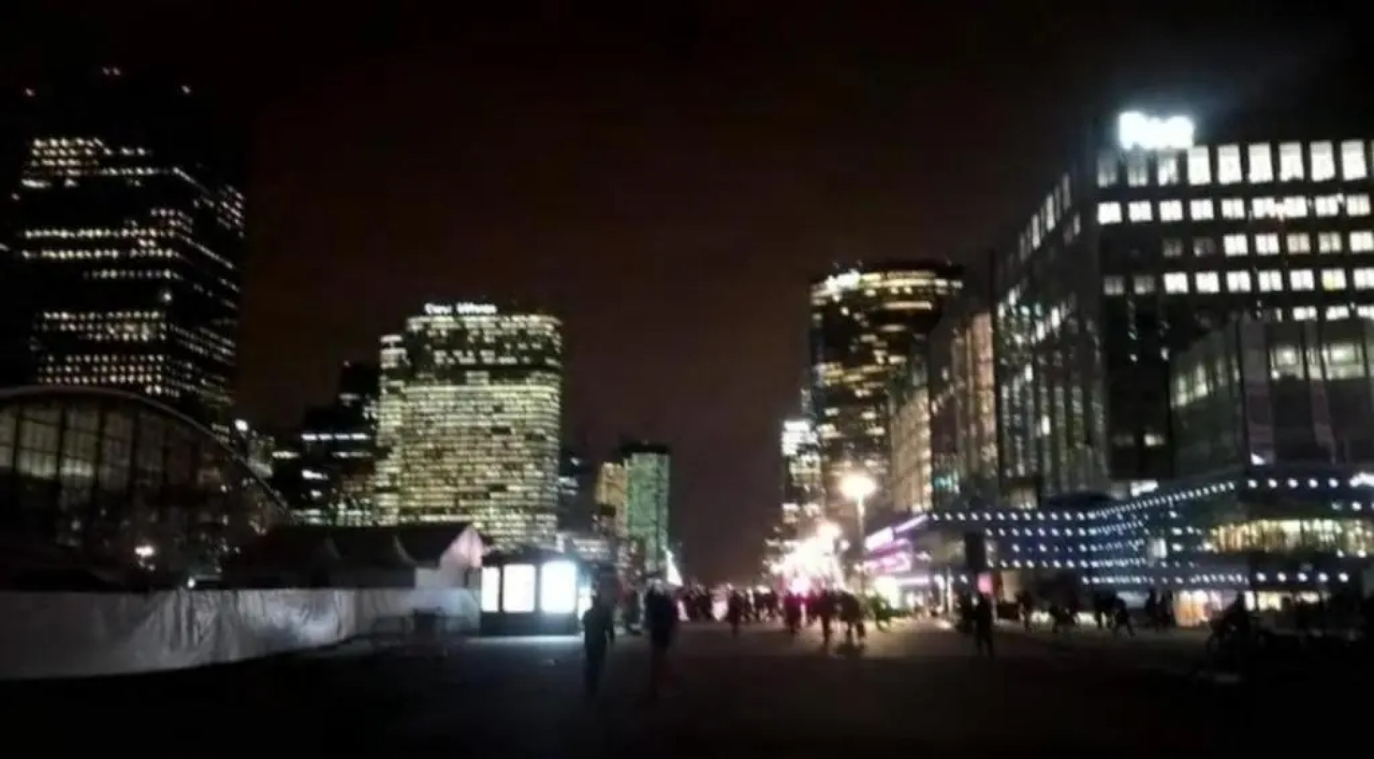 Luxurious FullySanitize Apartment with balcony, free parking in heart of Courbevoie, La Defense