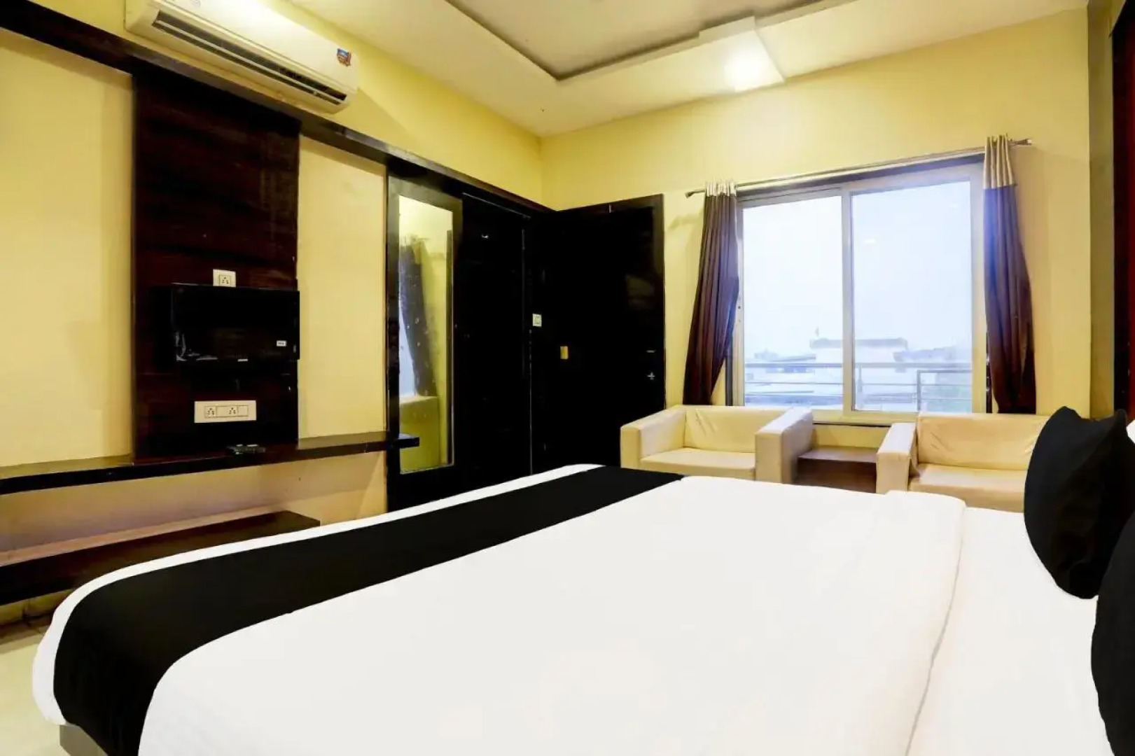 OYO 27960 Hotel Divya Sai Palace