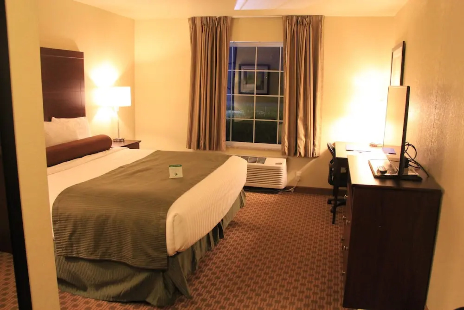 Castle Rock Inn & Suites