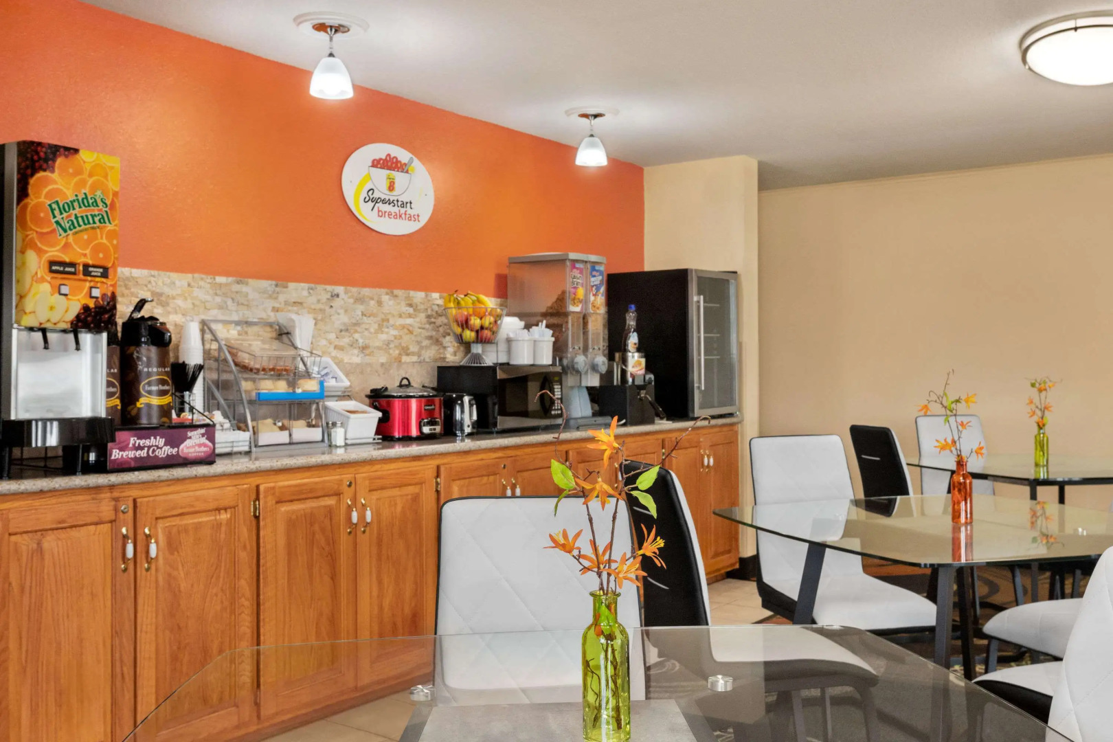 Super 8 by Wyndham Holton