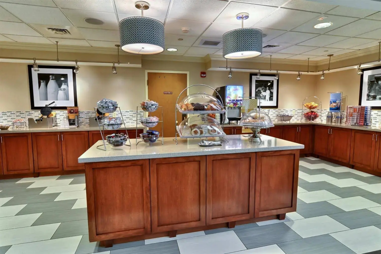 Hampton Inn & Suites State College at Williamsburg Square